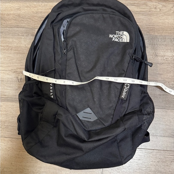 North Face Vault Backpack Black 26L - Picture 8 of 9